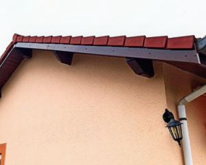 Photo d’installation de planches de rives PVC/ALU